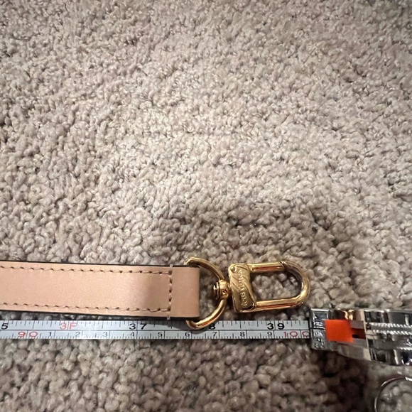 Louis Vuitton V tote MM - Picture 13 of 14